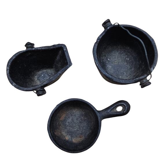 Vintage Crescent Cast Iron Miniature Toy Stove Coal Bin Soup Pot Sauce Pan - Picture 7 of 8